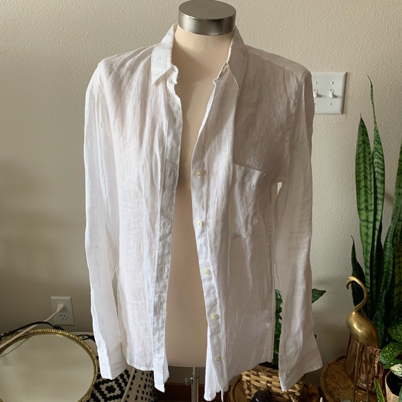 GAP Tops - NWT • white button down collared gap blouse GAP Tops - NWT • white button down collared gap blouse